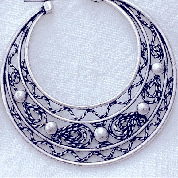 ❣️$25/3❣️ Exotic Faux Pearl Pattern Hoop Earrings - Picture 4 of 7